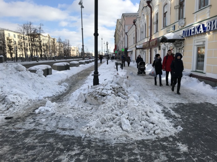 Заваленный снегом Екатеринбург
