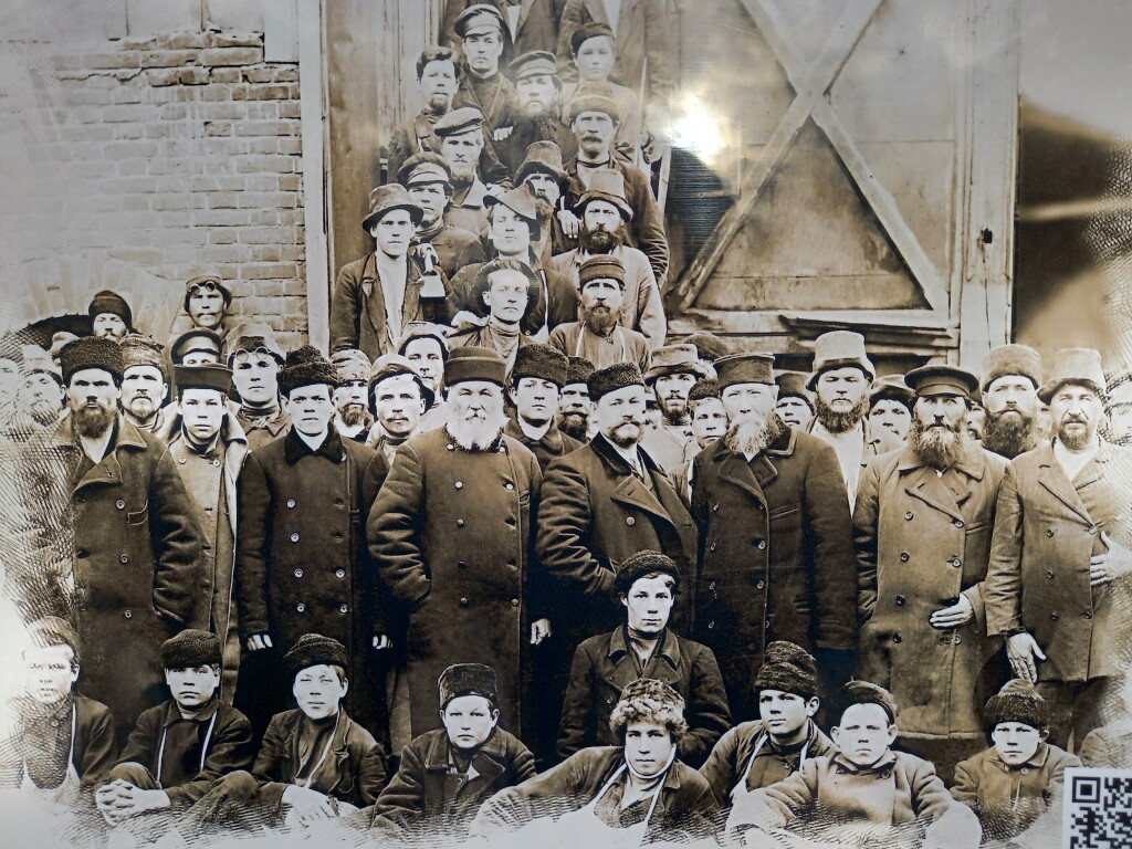 Рабочие и ИТР Добрянского завода. Архивное фото 19 века