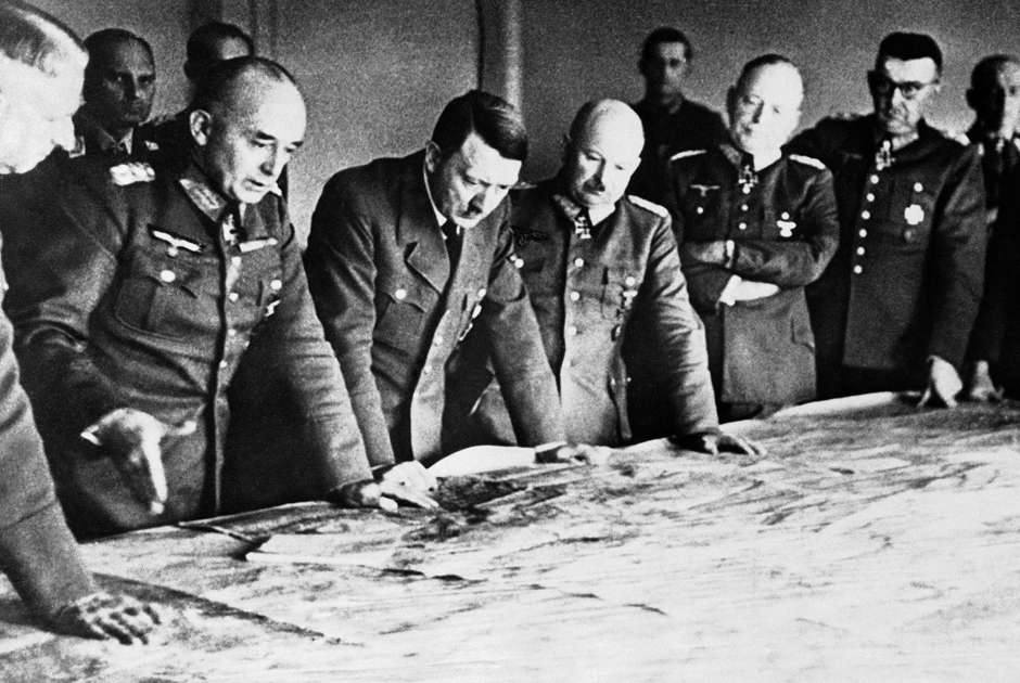 Канцлер Германии Адольф Гитлер изучает военные карты в окружении генералов. Германия, 7 апреля 1943 года